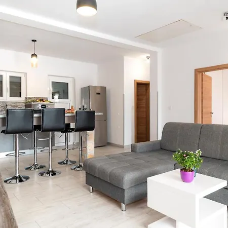 Oaza With Heated Pool Vikendica Primosten