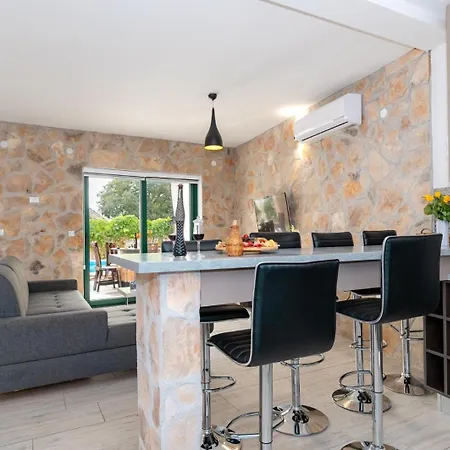 Oaza With Heated Pool Primosten