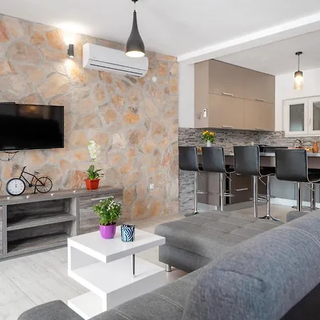 Oaza With Heated Pool Vikendica Primosten