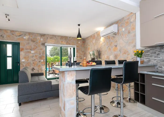 Oaza With Heated Pool Primosten